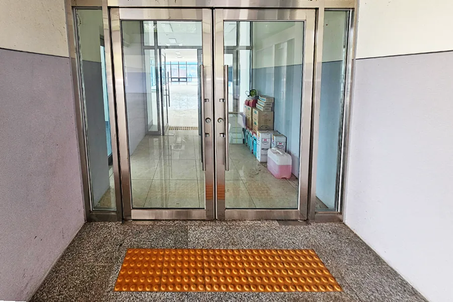 본관 중앙 통로 · 공용부와 화장실 접근 동선 확인